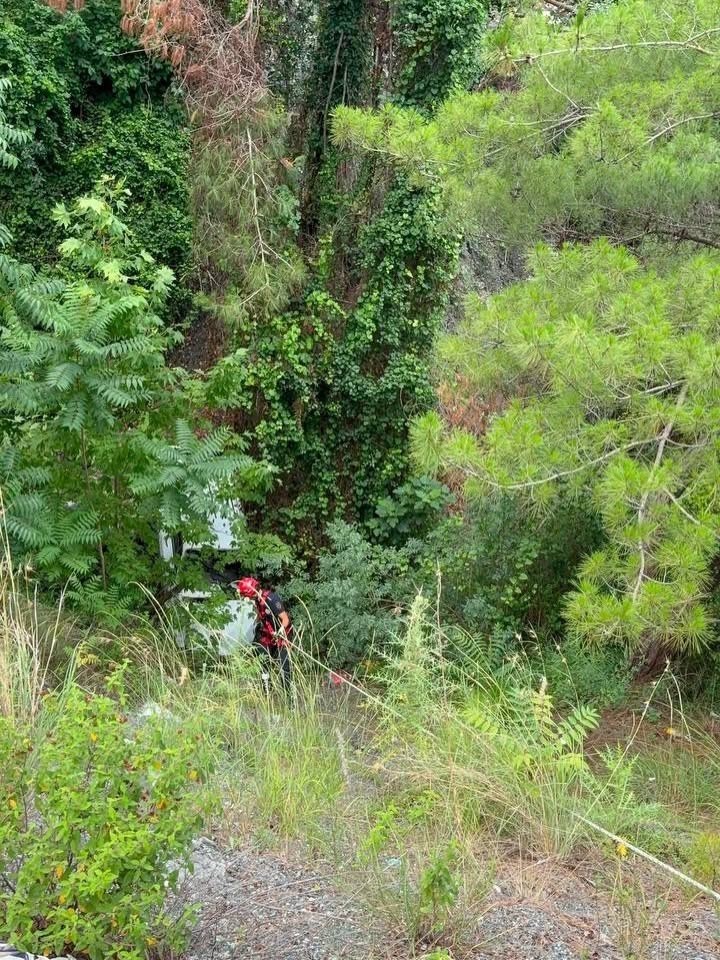 Dörtyol’da uçurumdan uçan otomobilin sürücüsü yaralandı