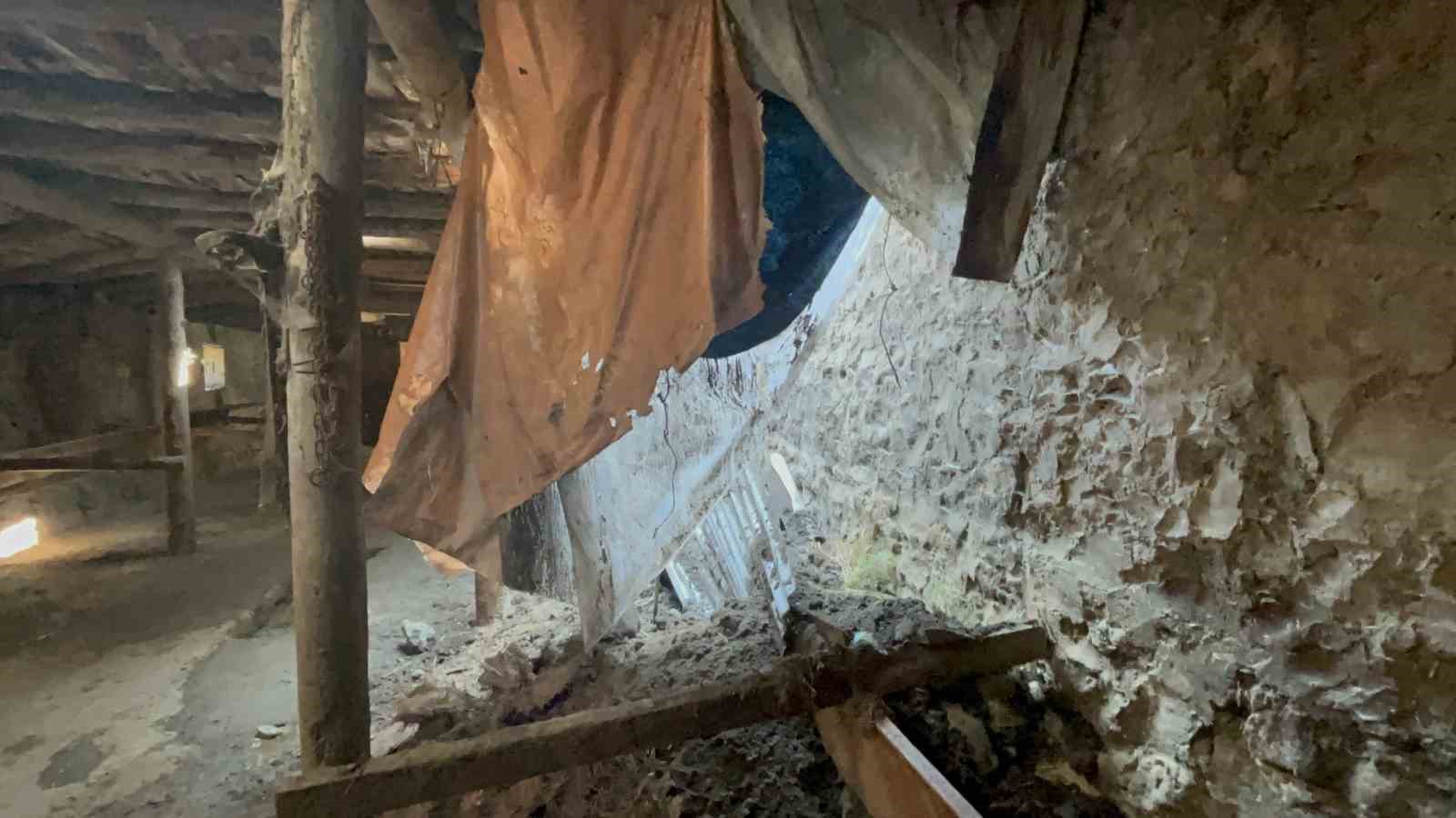 Kars’ta sağanak yağış ahırı çökertti