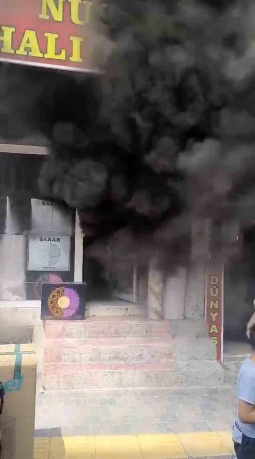 Mardin’de halı mağazasında çıkan yangın söndürüldü
