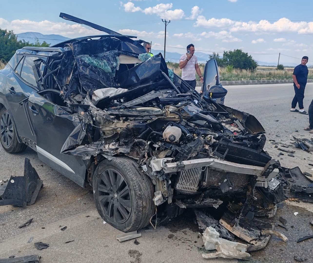 Kamyonete çarpan otomobil hurdaya döndü: 1 yaralı