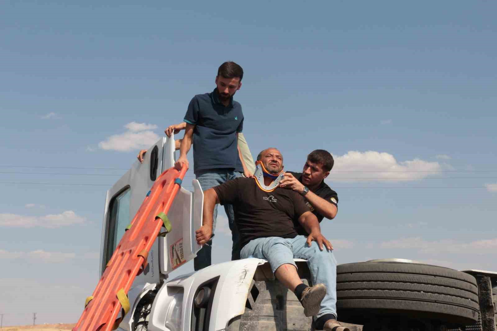 Cizre’de virajı alamayan tır devrildi: 1 yaralı