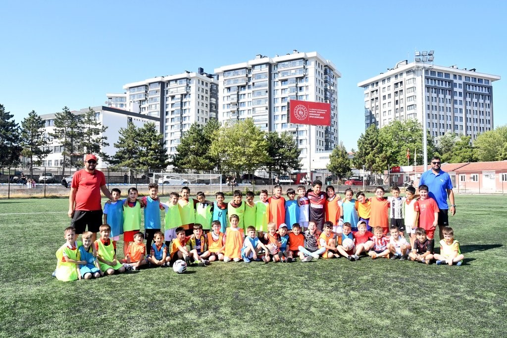 Eskişehir’de GSB Spor Okulları’nda futbol heyecanı hız kesmiyor