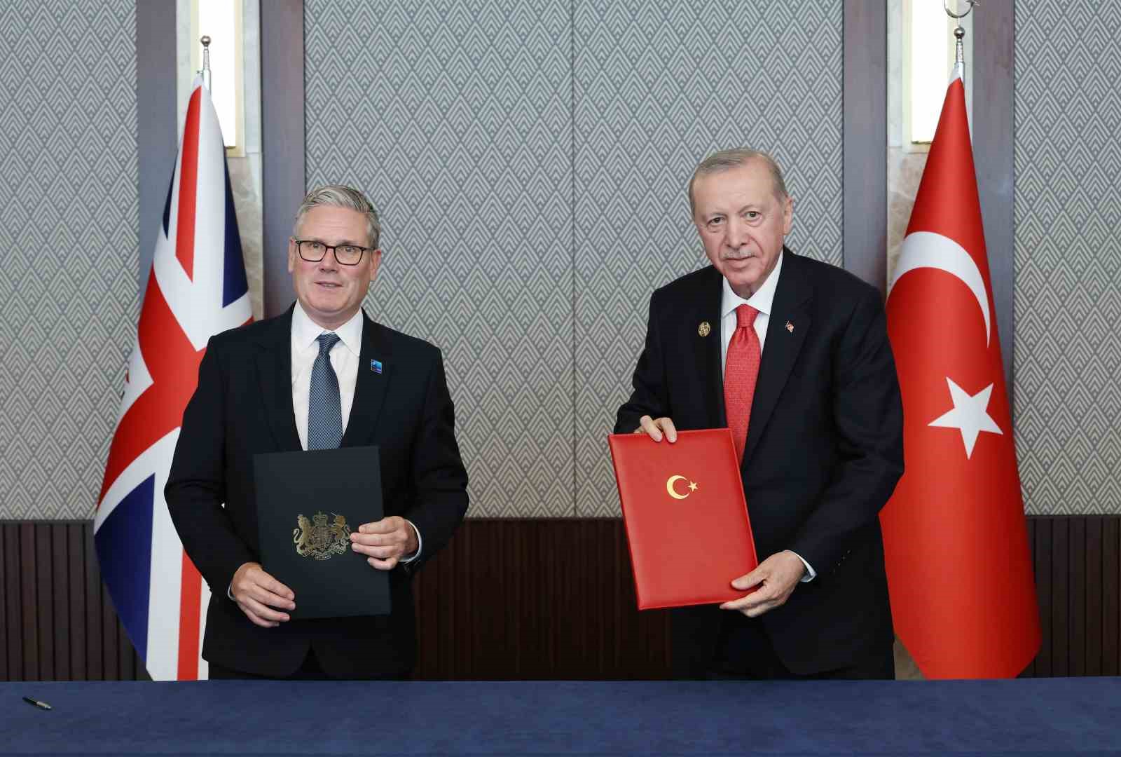 Cumhurbaşkanı Erdoğan ve İngiltere Başbakanı Starmer arasındaki görüşmede, Türkiye ile Birleşik Krallık arasında Güvenlik ve Savunma Ortaklığı Belgesi imzalandı.