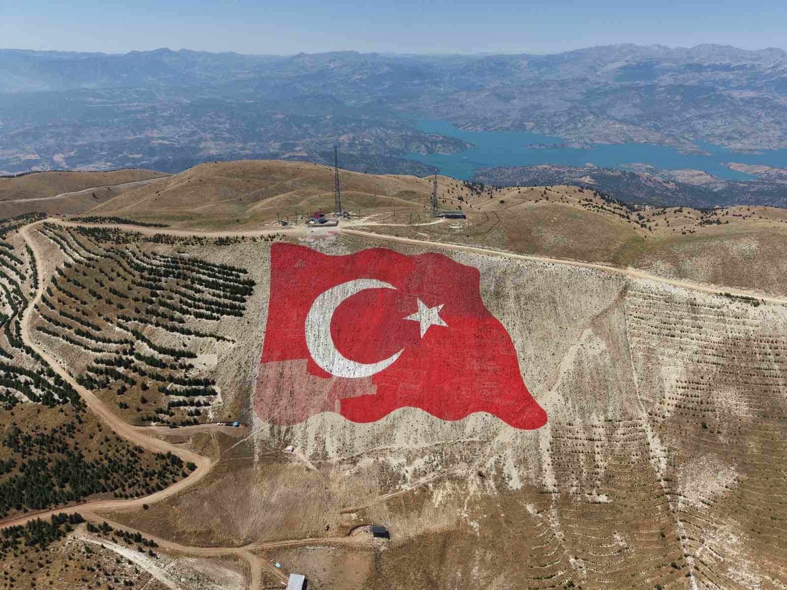 Dünyanın en büyük Türk bayrağı yeniden eski görkemine kavuştu