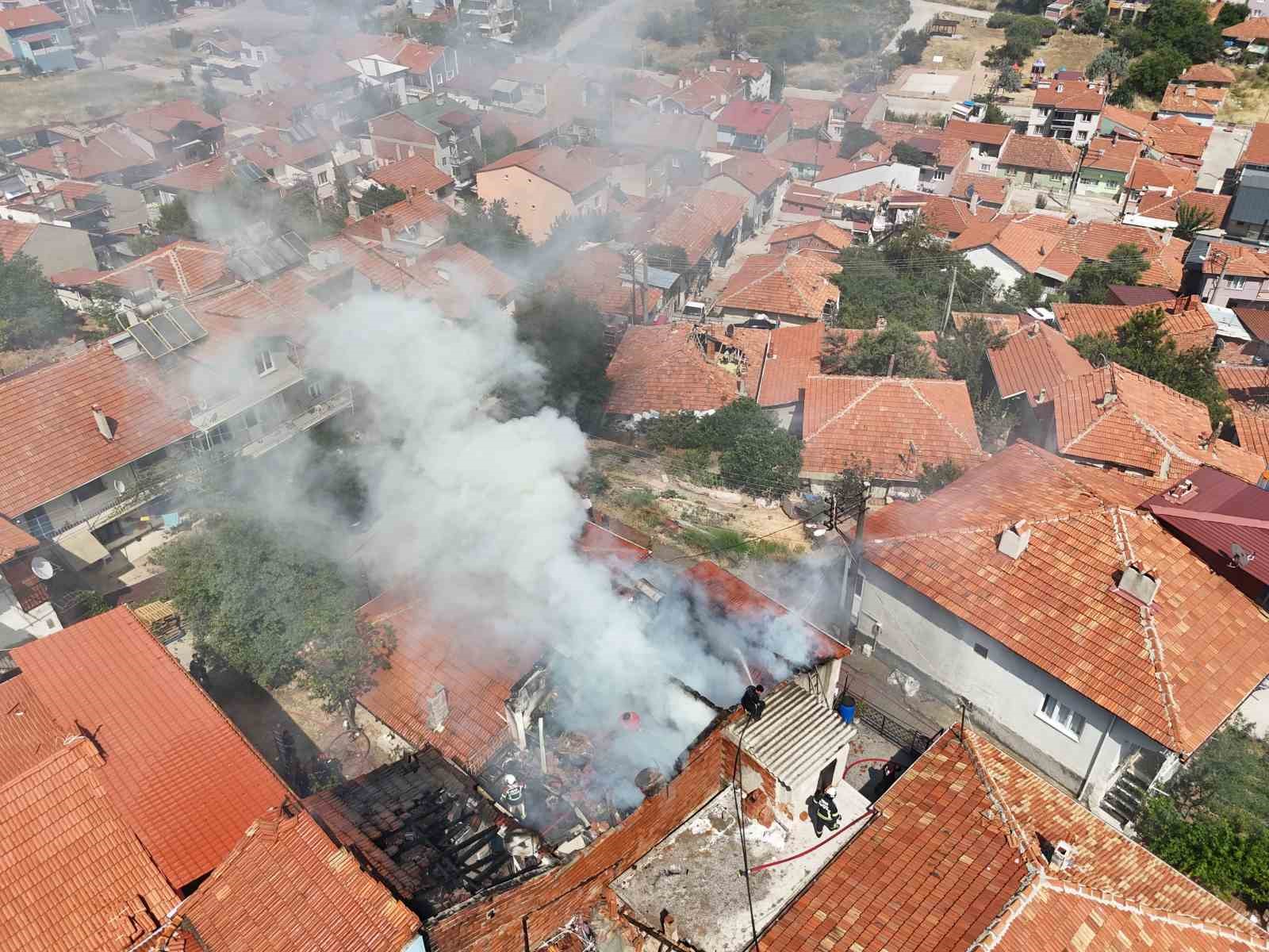 Uşak’ta tek katlı evde çıkan yangın söndürüldü