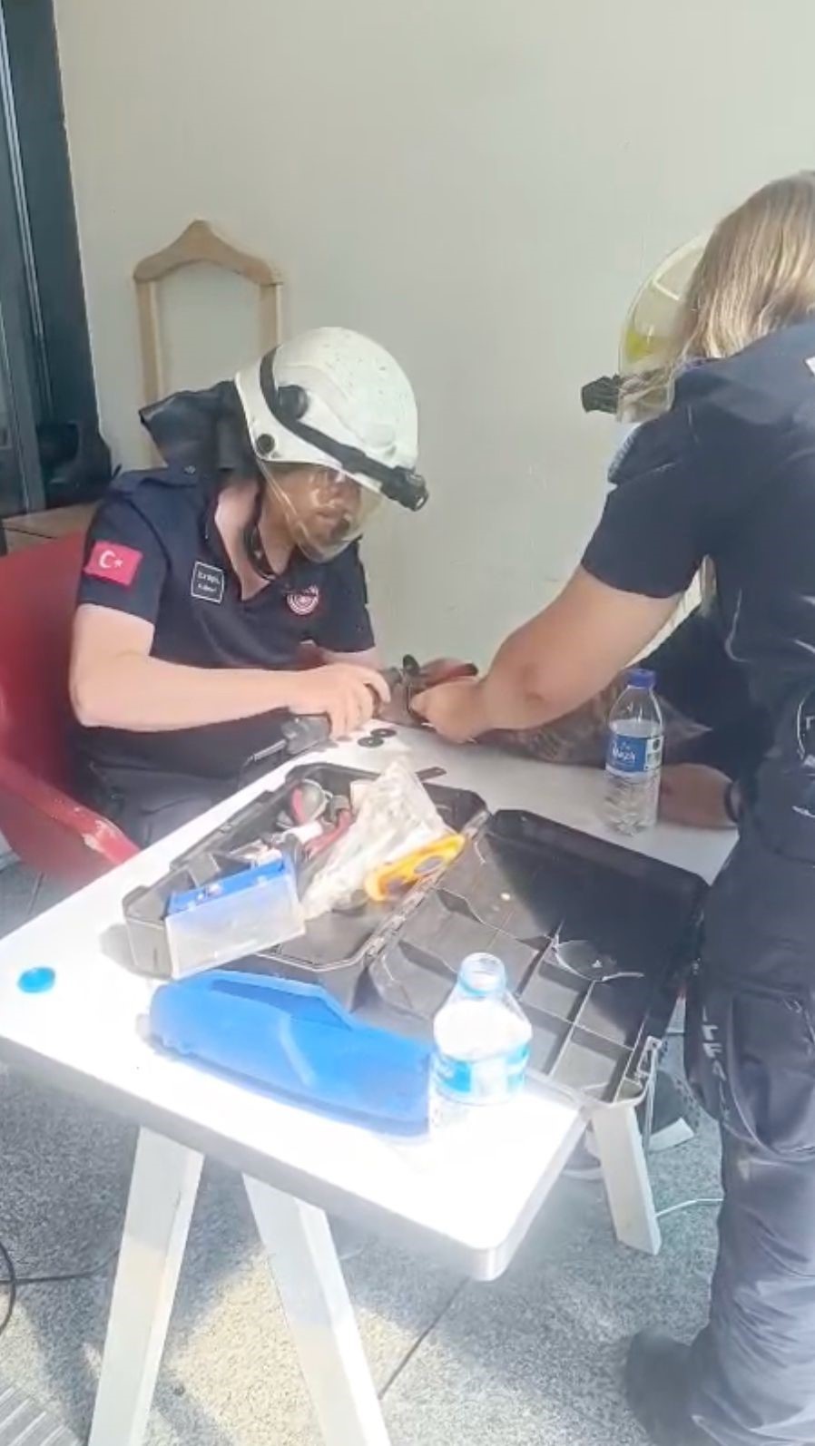 Bileğinde sıkışan kelepçe itfaiyenin müdahalesiyle çıkartıldı