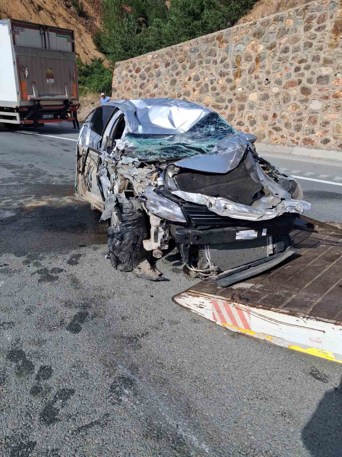 Tünel çıkışında kamyona çarpan otomobil takla attı: 1 yaralı