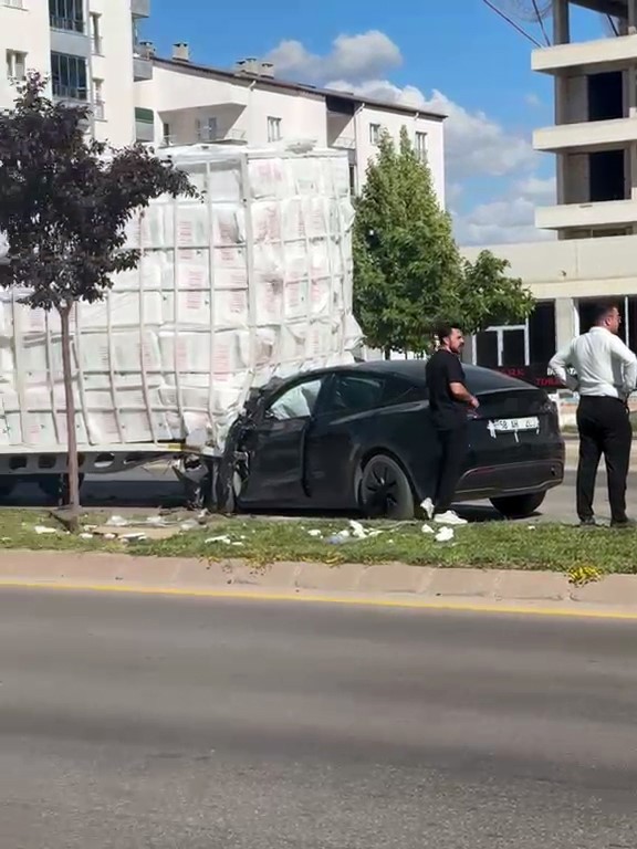 Dorseye çarpan Tesla hurdaya döndü: 1 yaralı