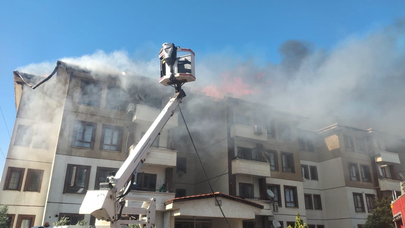 Hatay’da 2 binanın çatısı alevlere teslim oldu