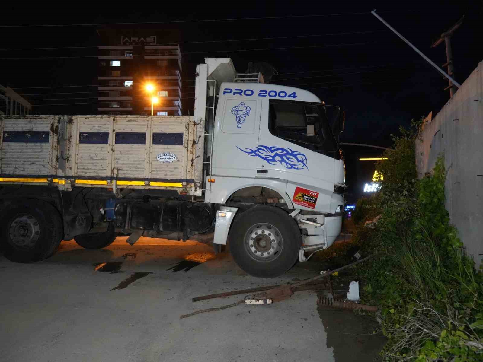 Direksiyon başında fenalaşan sürücü, istinat duvarına çarptı