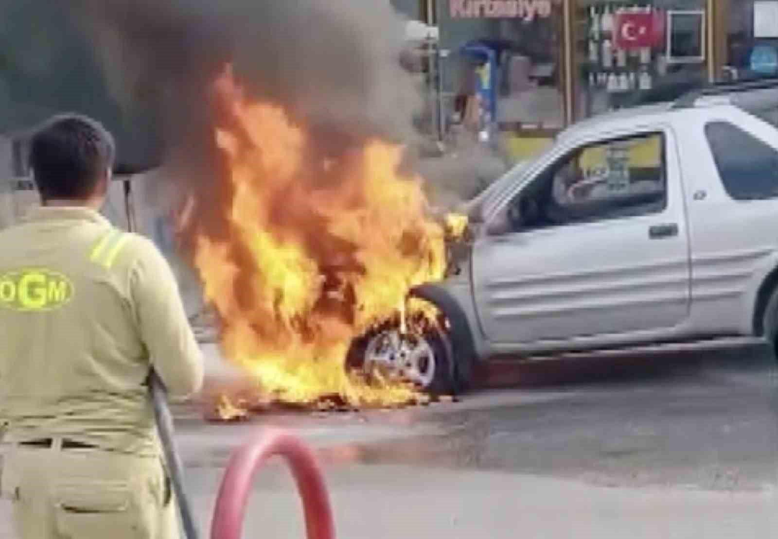 Yıllarca para biriktirdi, satın aldığı araç alev alev yandı