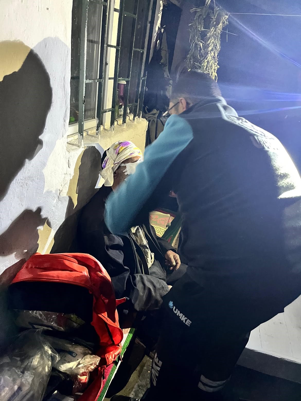 Kars’ta UMKE zorlu araziyi aştı; Yaylada yaralanan 81 yaşındaki vatandaş kurtarıldı