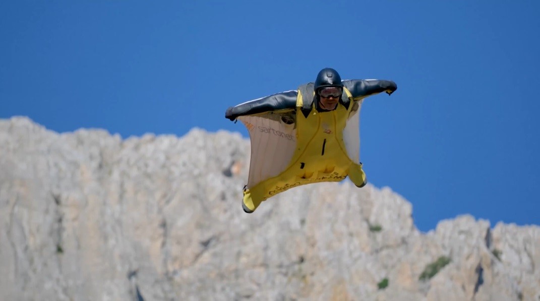 Kemaliye’de wingsuit sporcularından nefes kesen atlayışlar