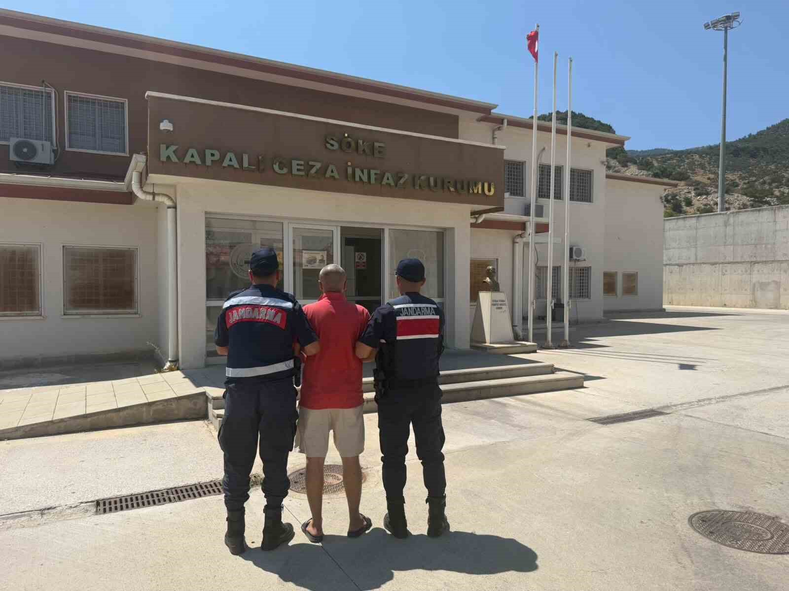 Hırsızlık suçundan aranan şahıs Kuşadası’nda yakalandı