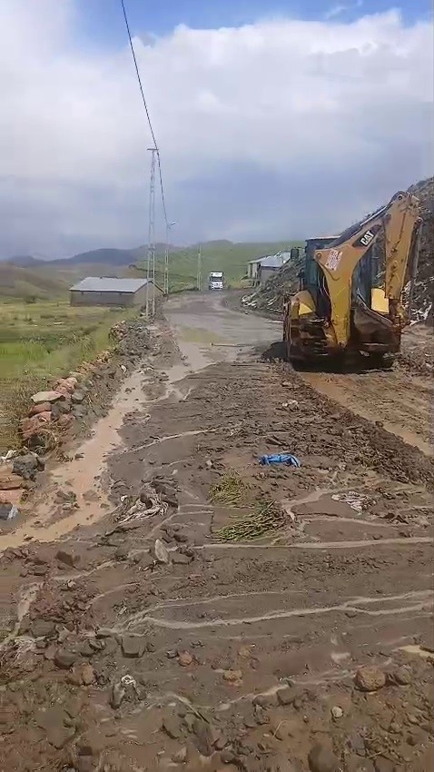 Erzurum’da sel felaketi: Taşkın duvarları yıkıldı, araziler sular altında kaldı