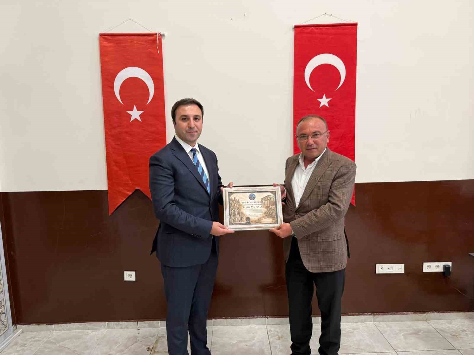 Çavdarhisar Kaymakamı Murat Ak’a Fahri Hemşehrilik Beratı