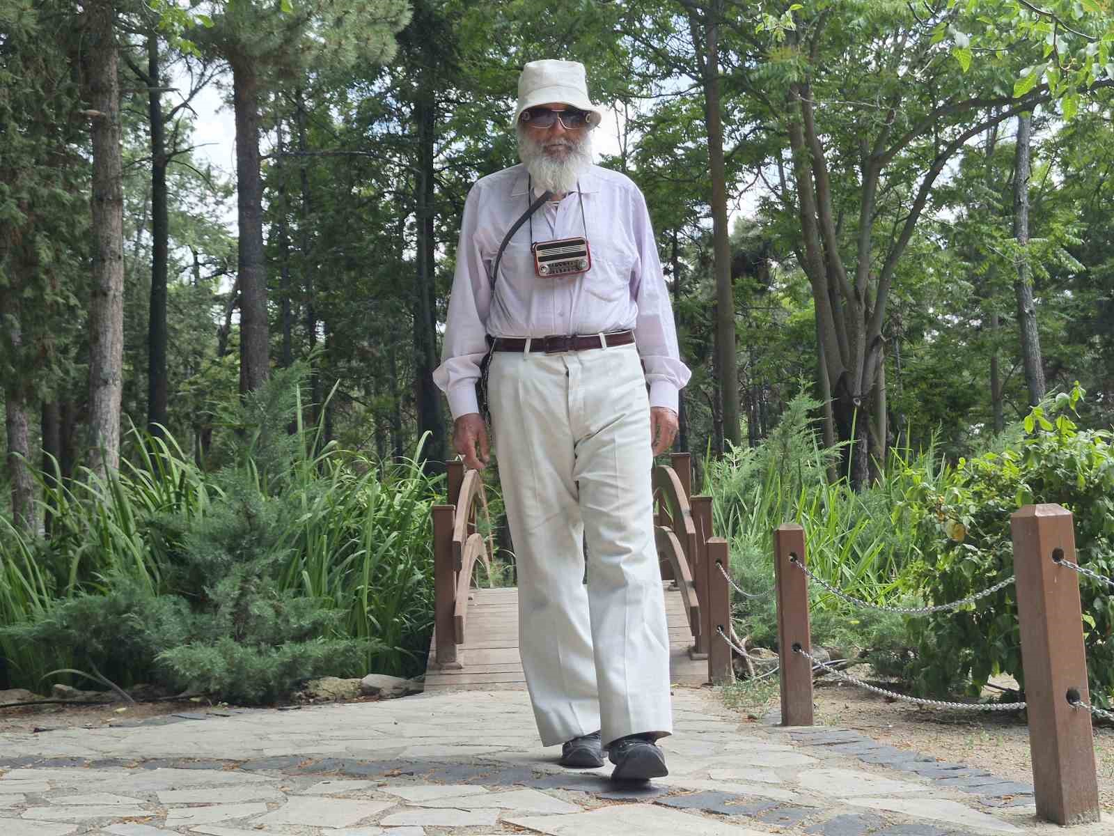 76 yaşındaki Sait dede teknolojiyi reddetti, yol arkadaşı sadece radyosu oldu