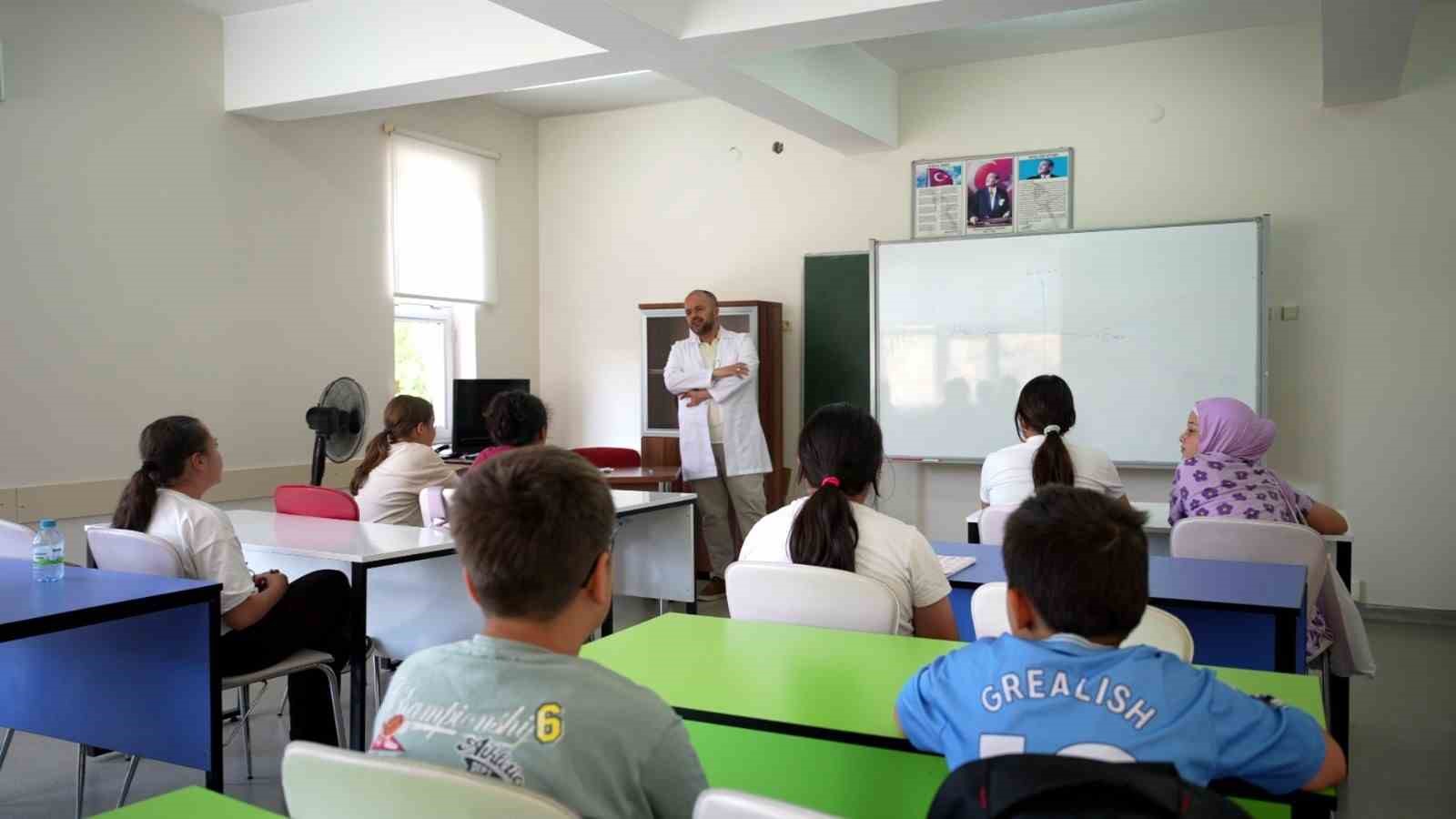 Büyükşehir’in KAYMEK Yaz Okulu’nda çocuklar eğlenerek öğreniyor