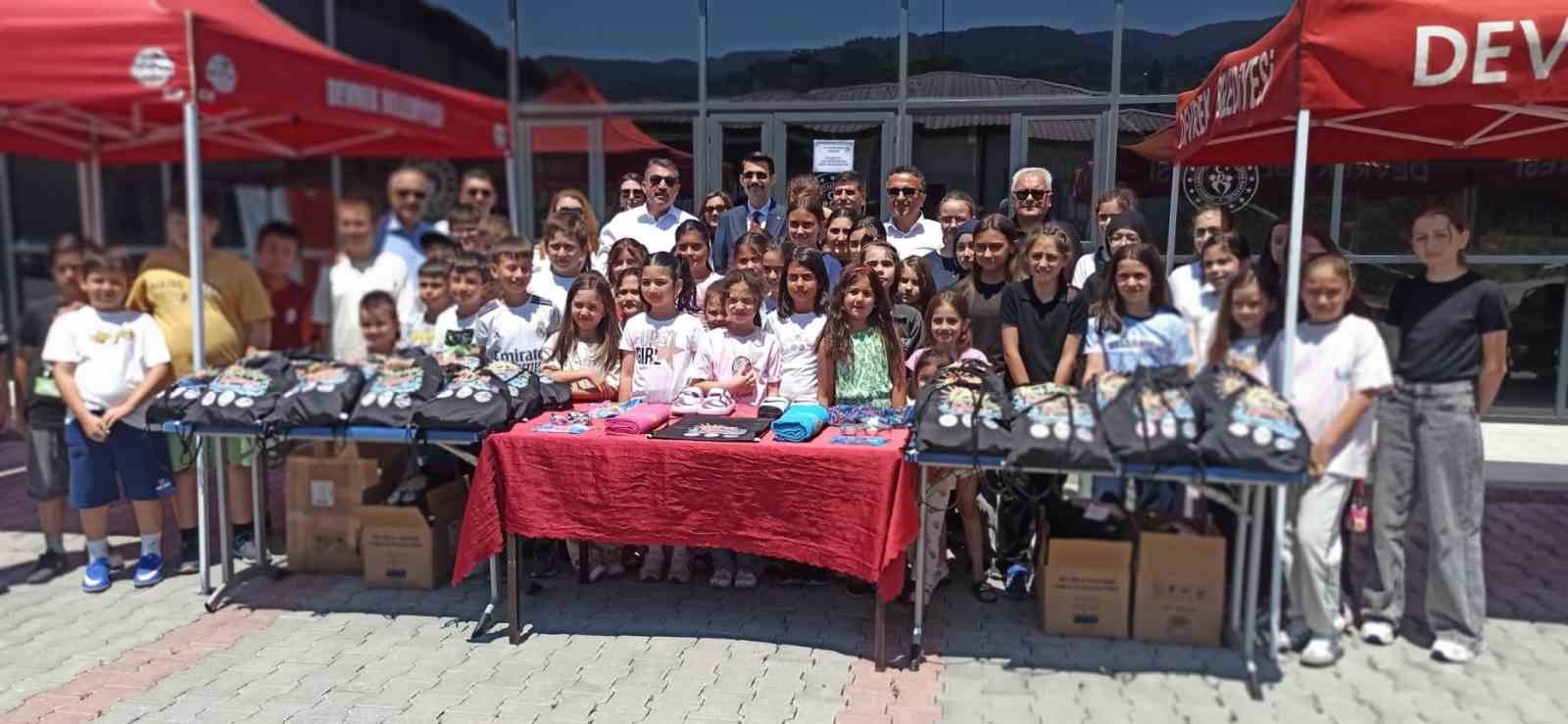 Devrek’te öğrencilere havuz malzemeleri hediye edildi
