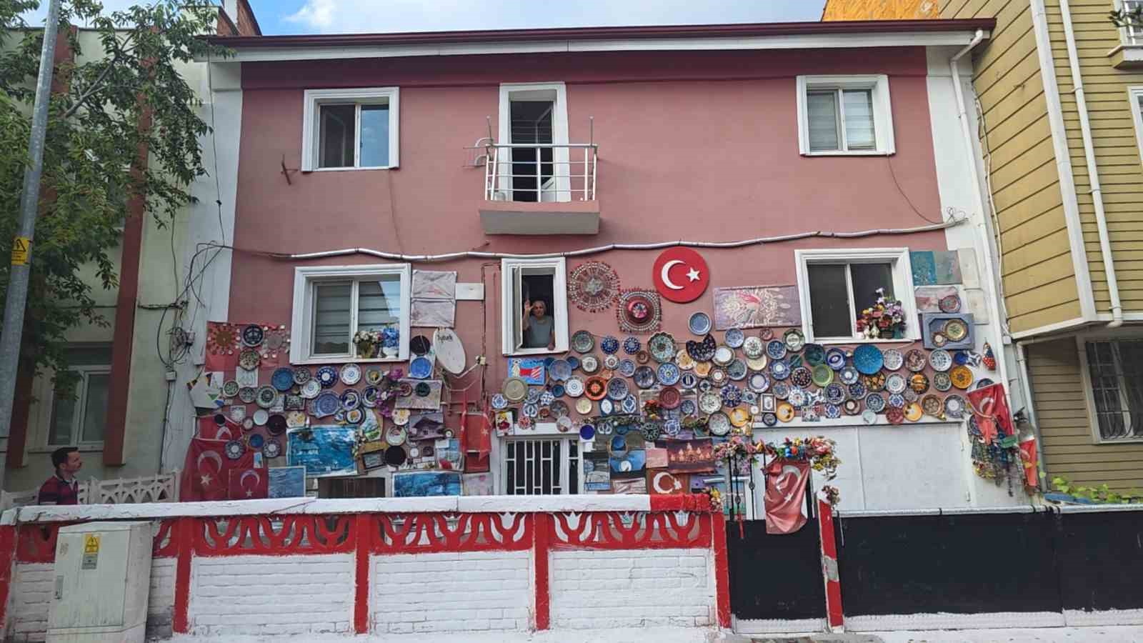 Evinin dış cephesini Kütahya’ya özgü çini tabaklarla kapladı