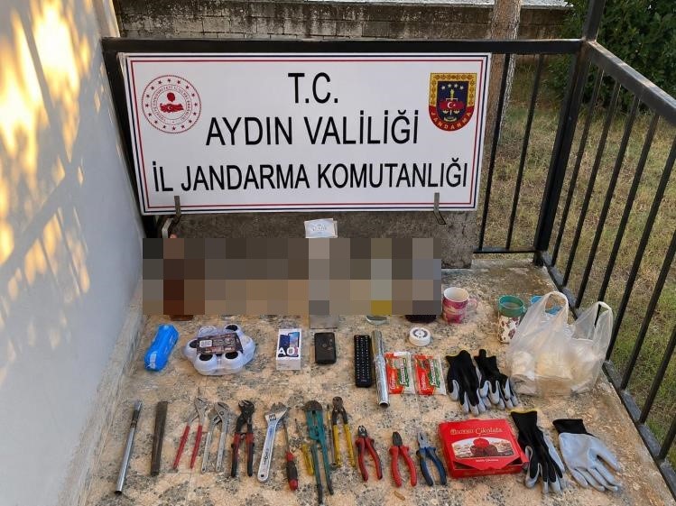 Hırsızlık yaparken suçüstü yakalandılar