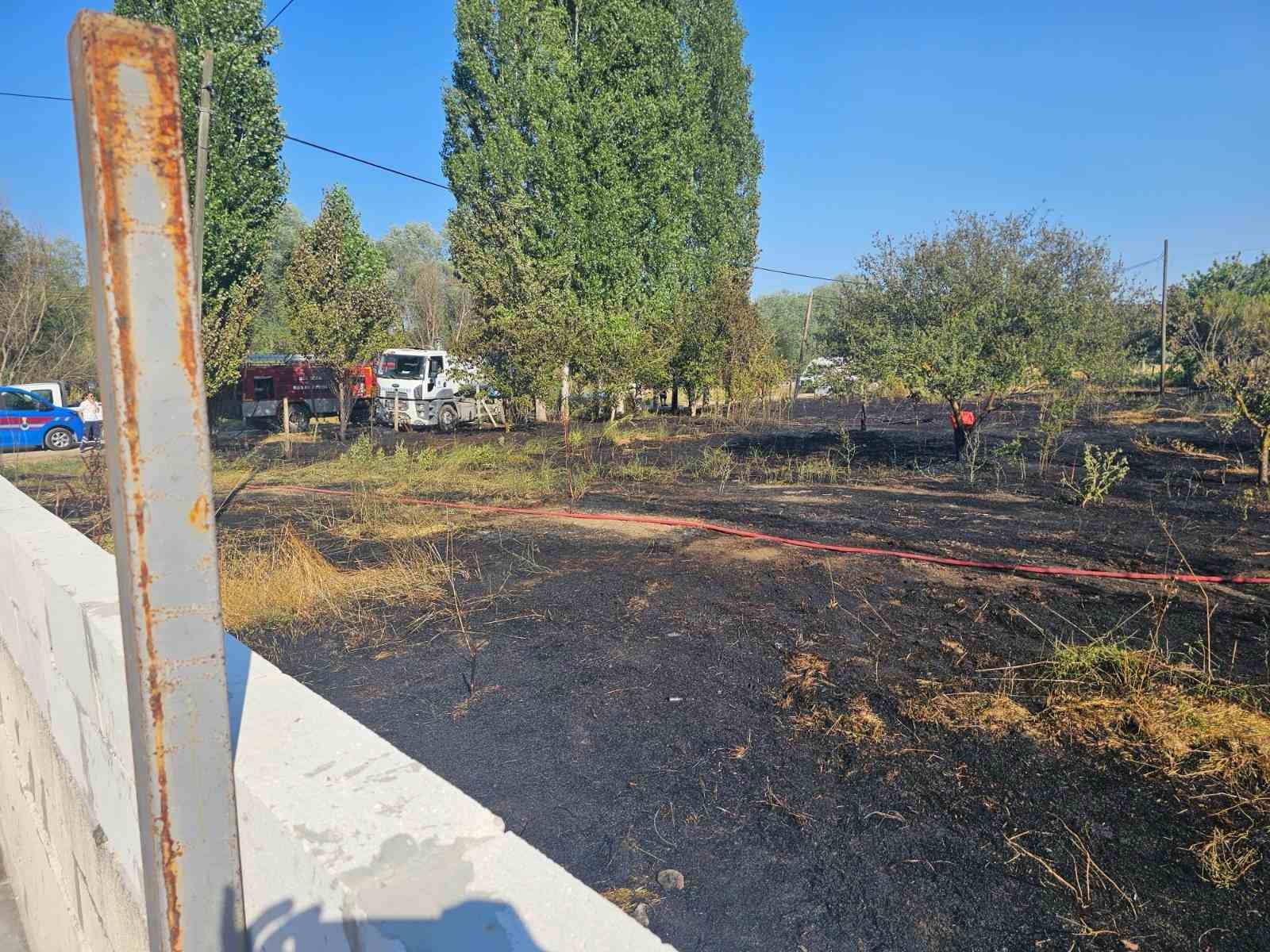 Evin bahçesinde çıkan yangın paniğe neden oldu