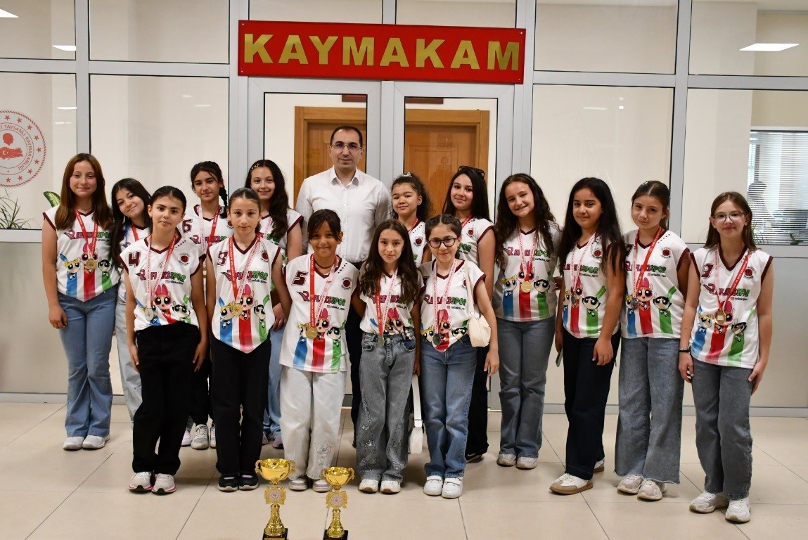 Tavşanlı’da şampiyon voleybol takımı kutlandı