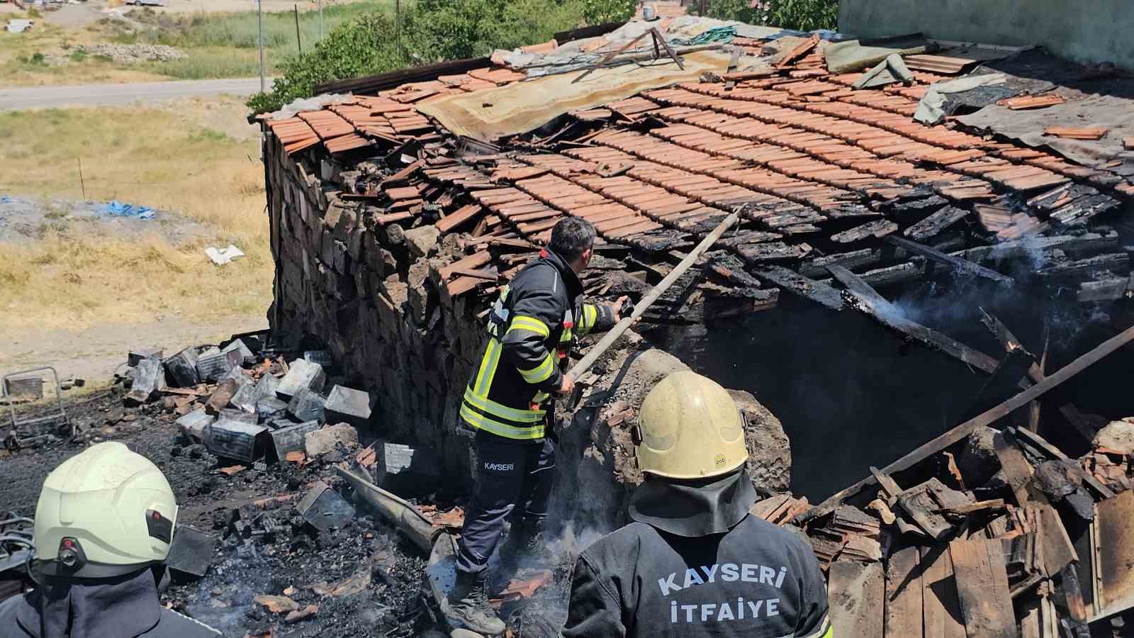 Müstakil evin kömürlüğünde çıkan yangın büyümeden söndürüldü