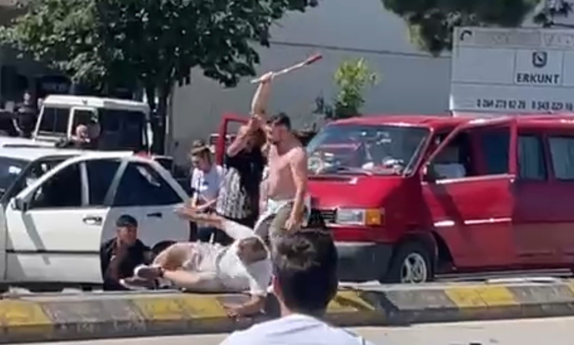 Trafikte meydan kavgası: Kaçmaya çalışan minibüse taş fırlattılar