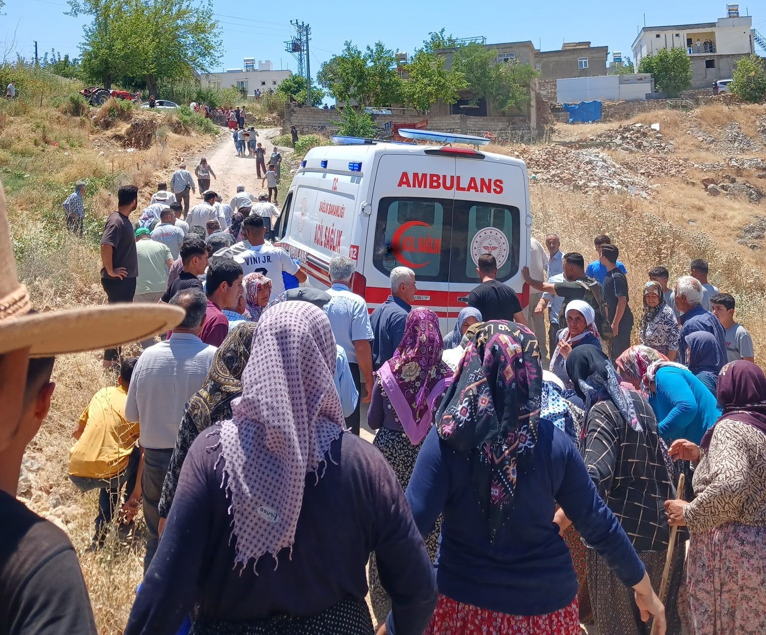 Virajı alamayan traktör takla attı: 1 ölü