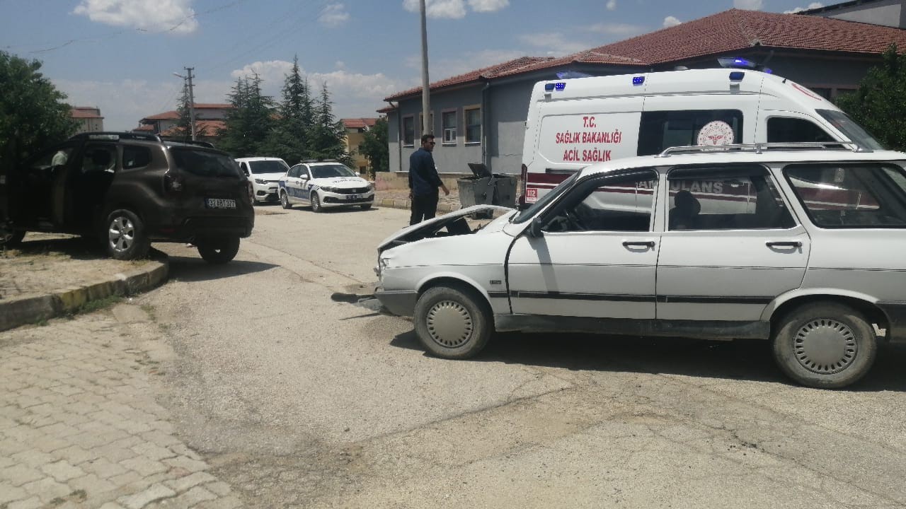 Yalvaç’ta iki otomobil çarpıştı: 2 yaralı