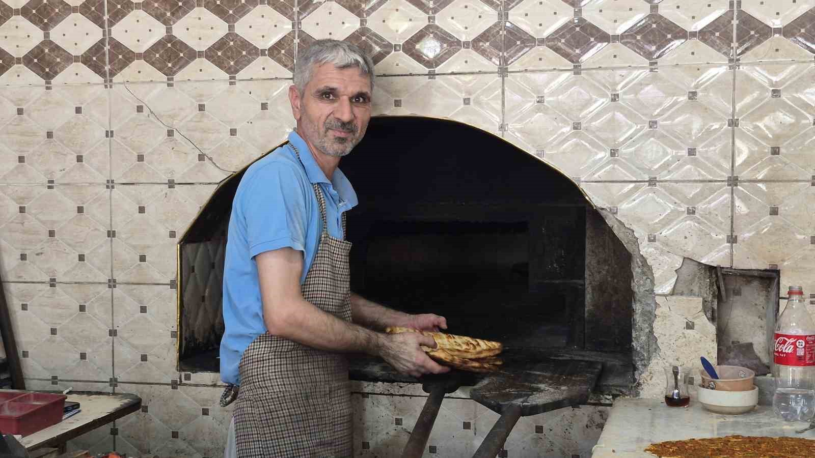 Adıyaman’da 400 derecelik fırının başında ekmek mesaisi