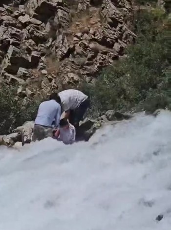 Kanispi Şelalesi’nde korku dolu anlar: Akıntının ortasında kalan çocuk son anda kurtarıldı