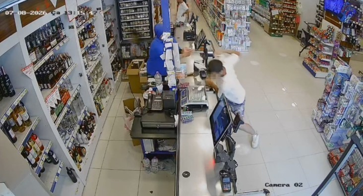 Böyle gaspçı görülmedi: Marketten parayı alıp kaçtı, içinde çocuk olan otomobili de kaçırdı, yaya olarak kaçarken cep telefonu gasp etti