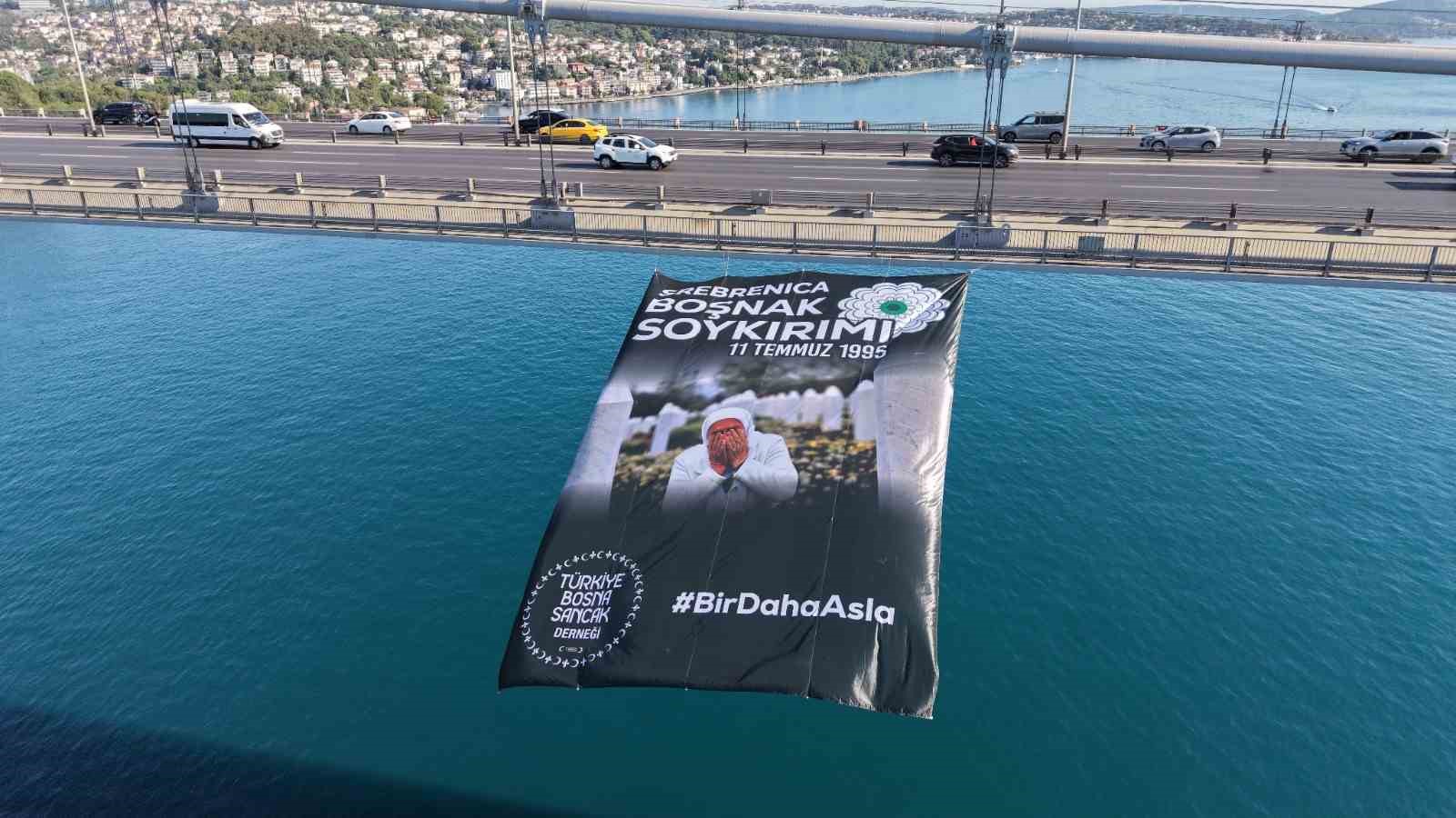 Srebrenitsa soykırımının 31. yıl dönümünde İstanbul Boğaz köprülerine pankartlar asıldı