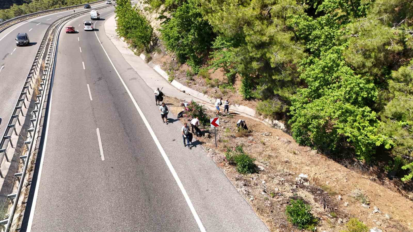 Marmaris Seyir Tepesi’nde çöp mesaisi