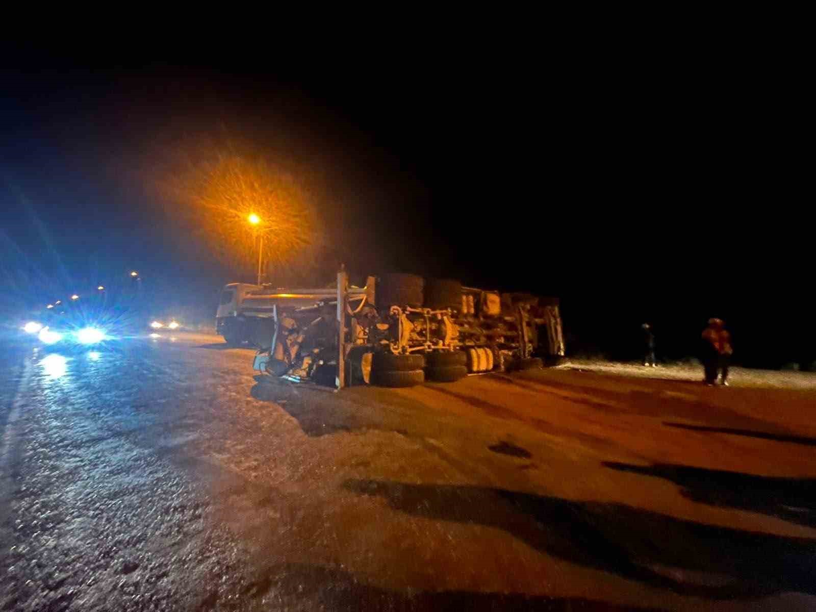 Devrilen beton mikserinin sürücüsü hafif yaralandı
