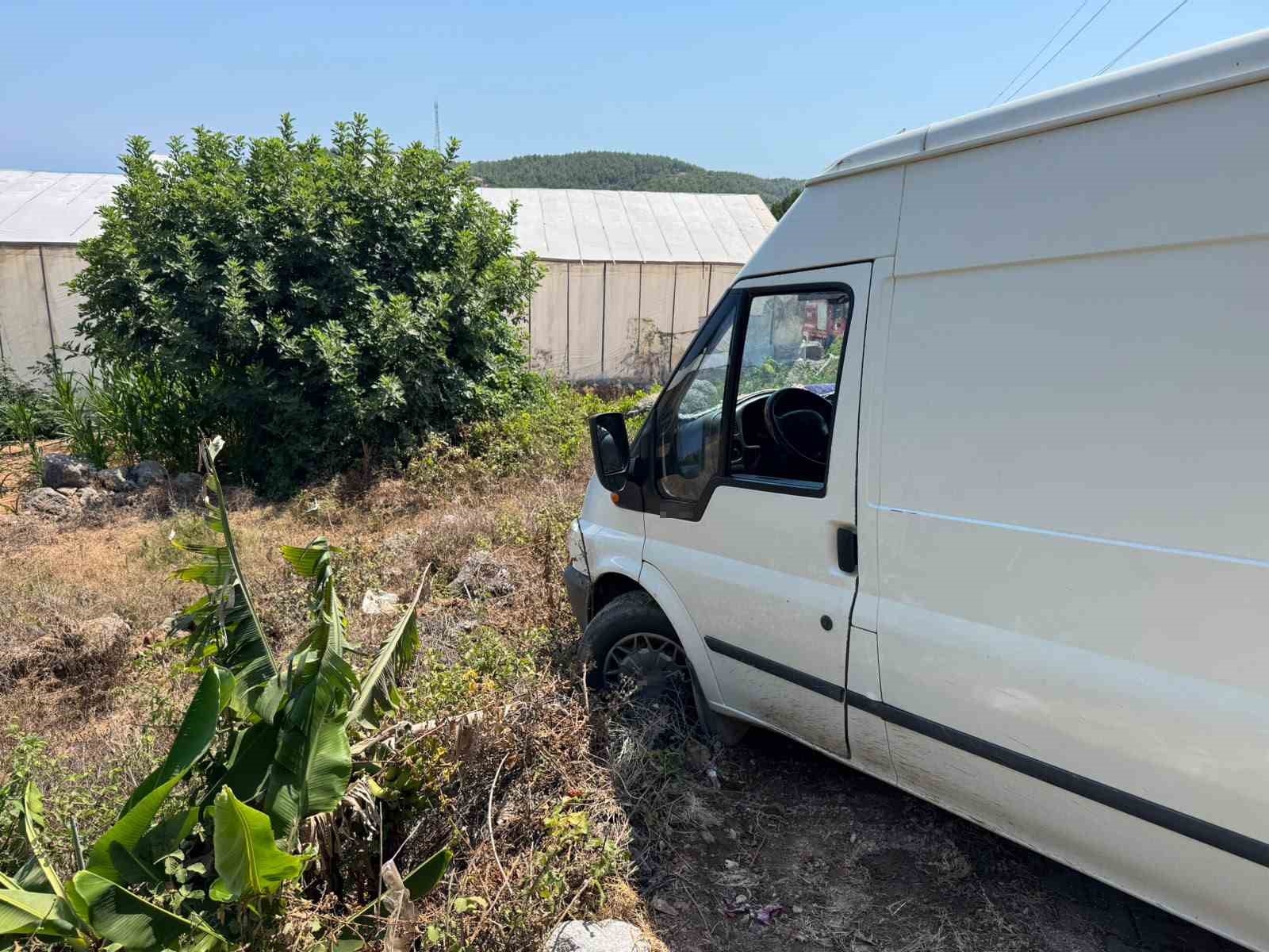 Ticari araç, çıkmaz sokağa girdi bahçeye düşmesine ramak kaldı