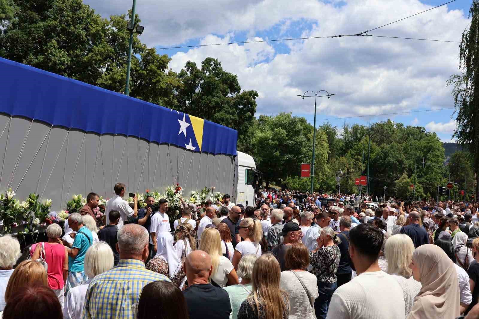 Bosna Hersek’te toprağa verilecek 10 şehidin cenazesi, dualarla Srebrenitsa’ya uğurlandı