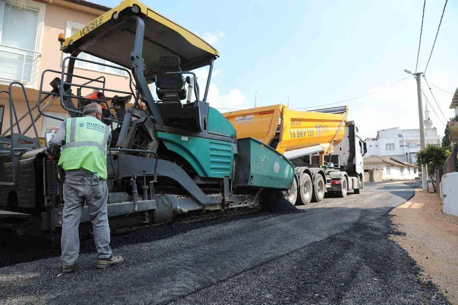 Karacabey’in Yenikaraağaç Mahallesi’nde yollar yenileniyor