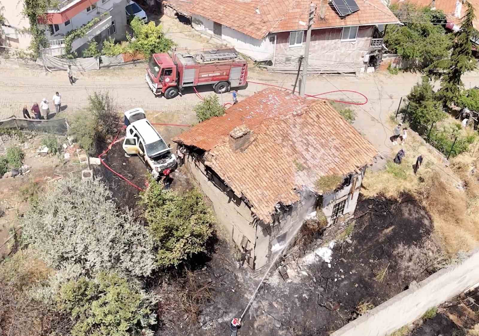 Ot yangınının sıçradığı ahşap ev ve aracı küle dönmekten itfaiye ekipleri kurtardı