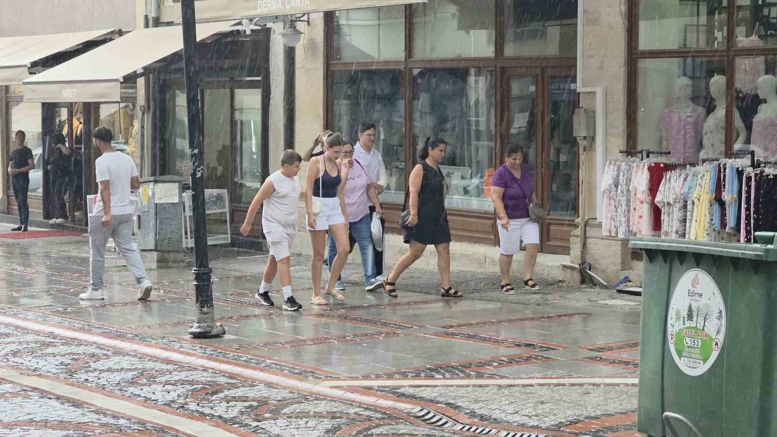 Kırklareli ve Edirne’de sağanak hayatı olumsuz etkiledi