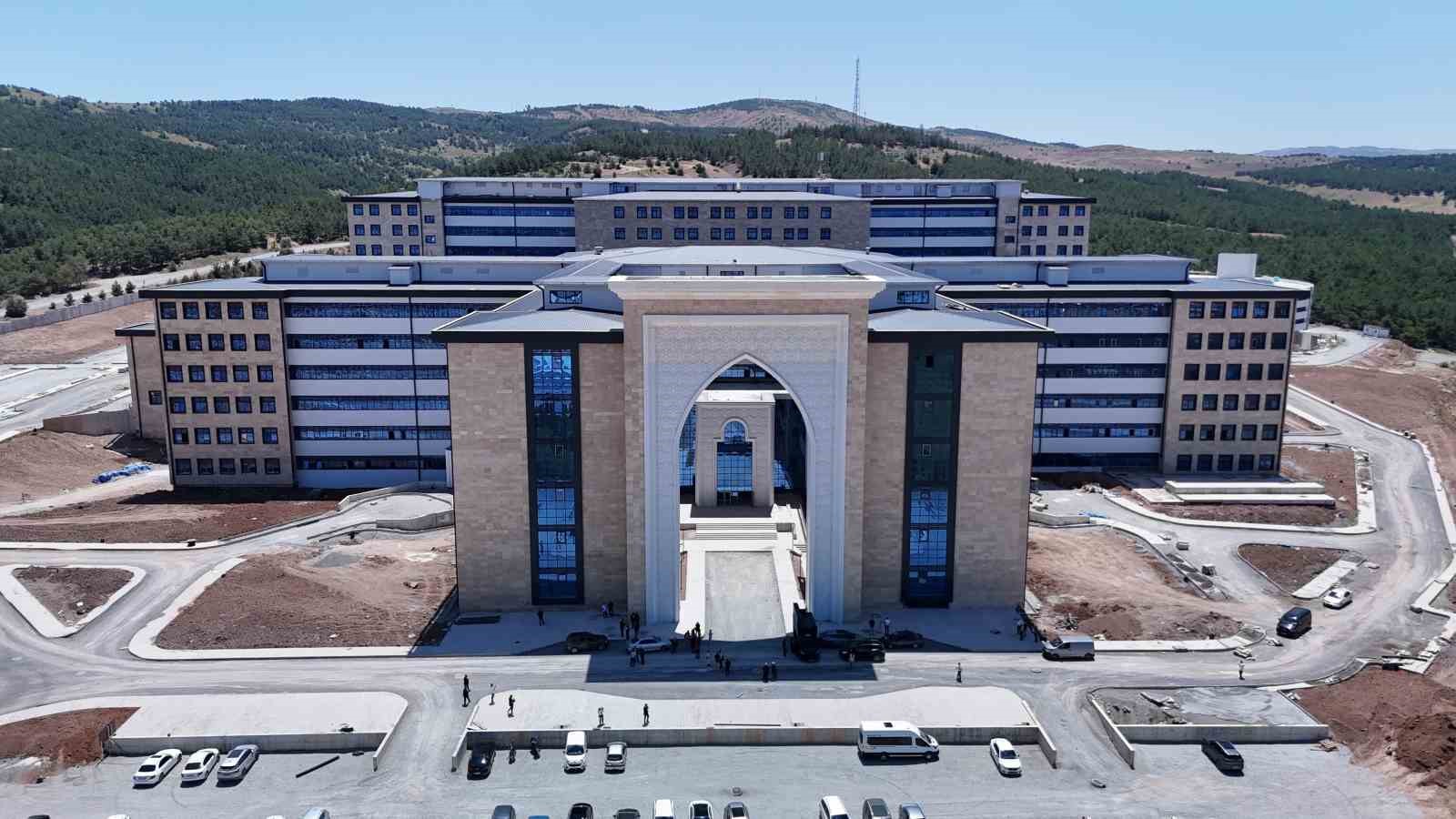 15 milyar liralık dev sağlık yatırımında sona gelindi: 1071 yataklı hastane yıl sonunda açılacak