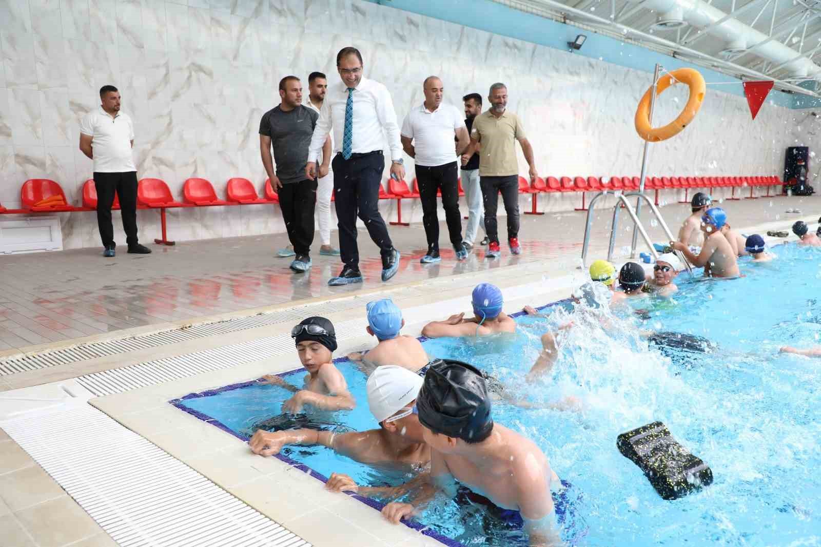 Ağrı’da çocuklar "Yüzme Bilmeyen Kalmasın" projesiyle havuzla buluşuyor