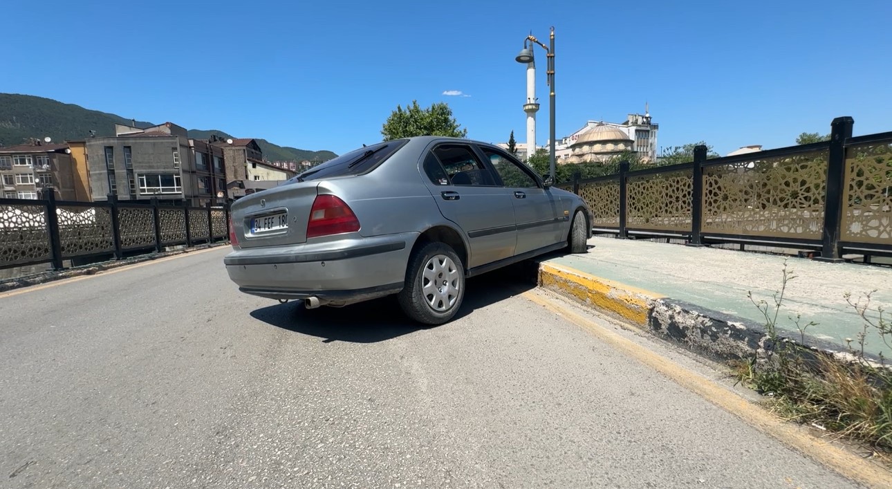 Yayaya çarpan sürücü otomobilini bırakıp kaçtı