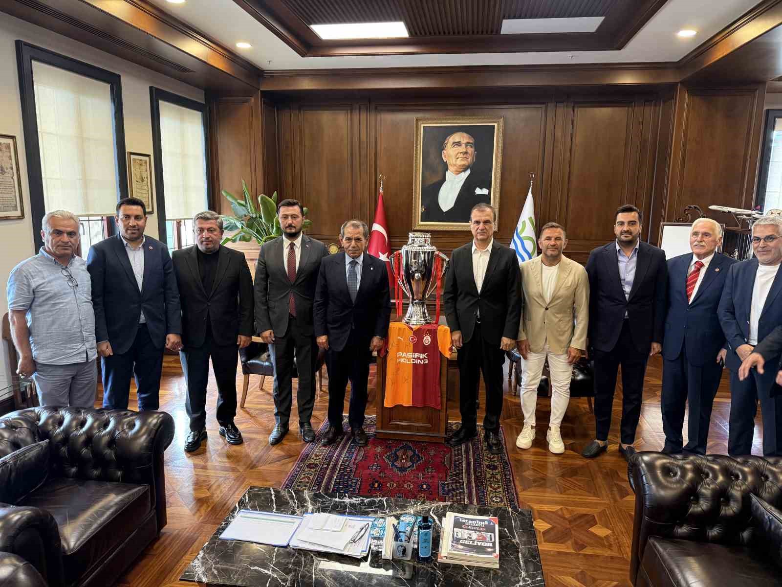 Başkan Dursun Özbek, Büyükçekmece’de Şampiyonlar Anıtı’na Galatasaray bayrağını çekti