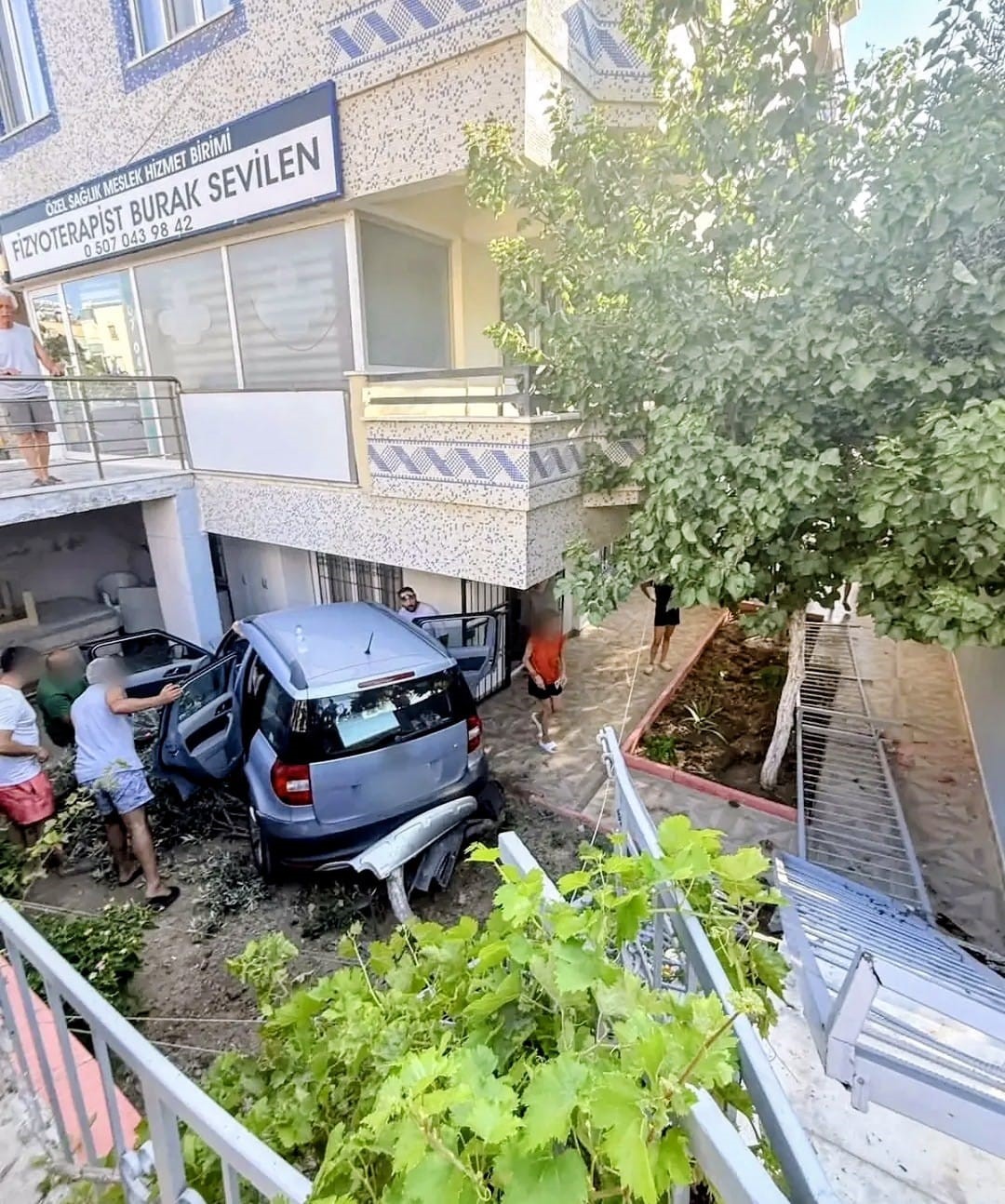 Didim’de araç evin bahçesine uçtu