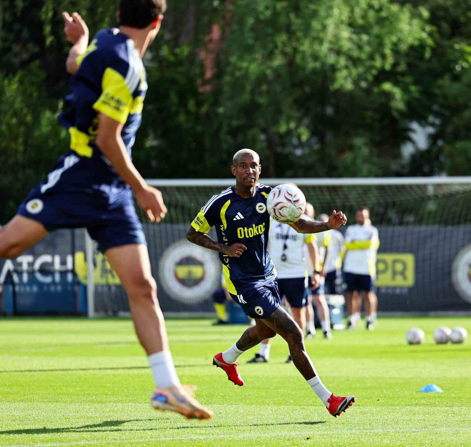 Fenerbahçe, günü iki antrenmanla tamamladı
