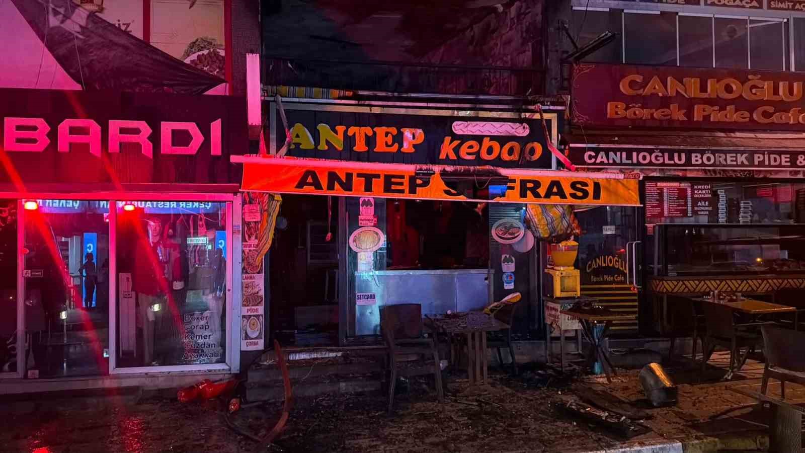 Küçükçekmece’de restoranın bacasında çıkan yangın 5 katlı binaya sıçradı