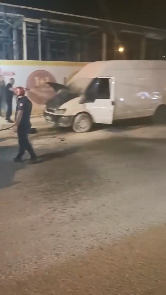 Elazığ’da seyir halindeki minibüste yangın